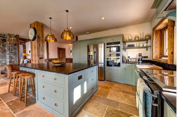 Kitchen & dining